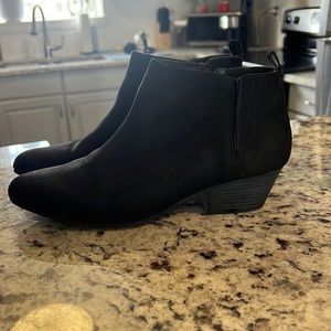 Black Old Navy booties size 8